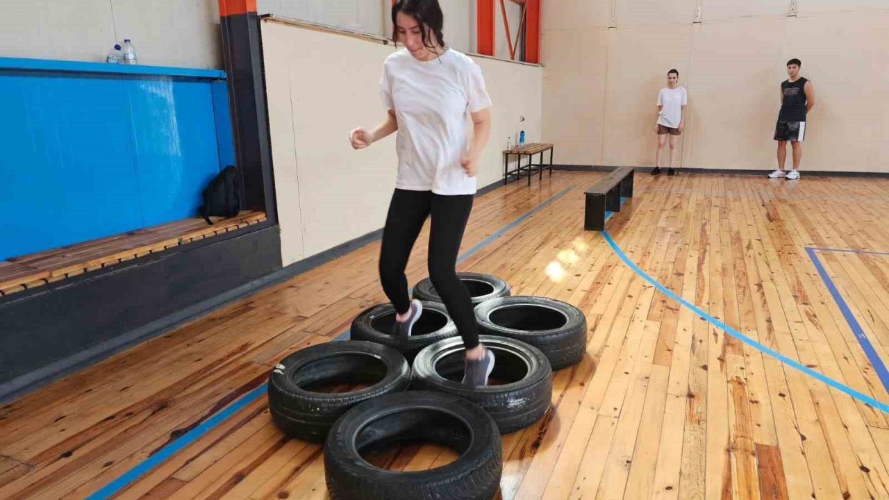 Gençler, üniforma için ter döküyor