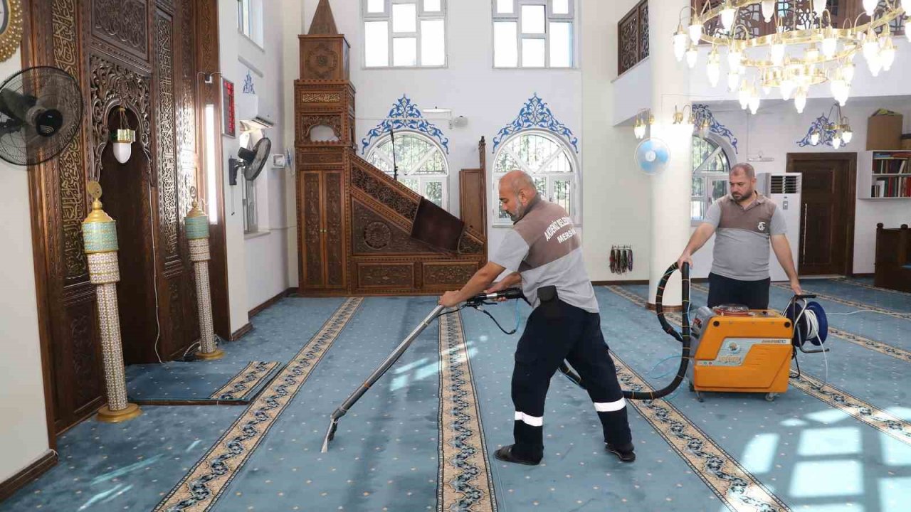 Mersin’de ibadethaneler temizleniyor, halılar yıkanıp dezenfekte ediliyor
