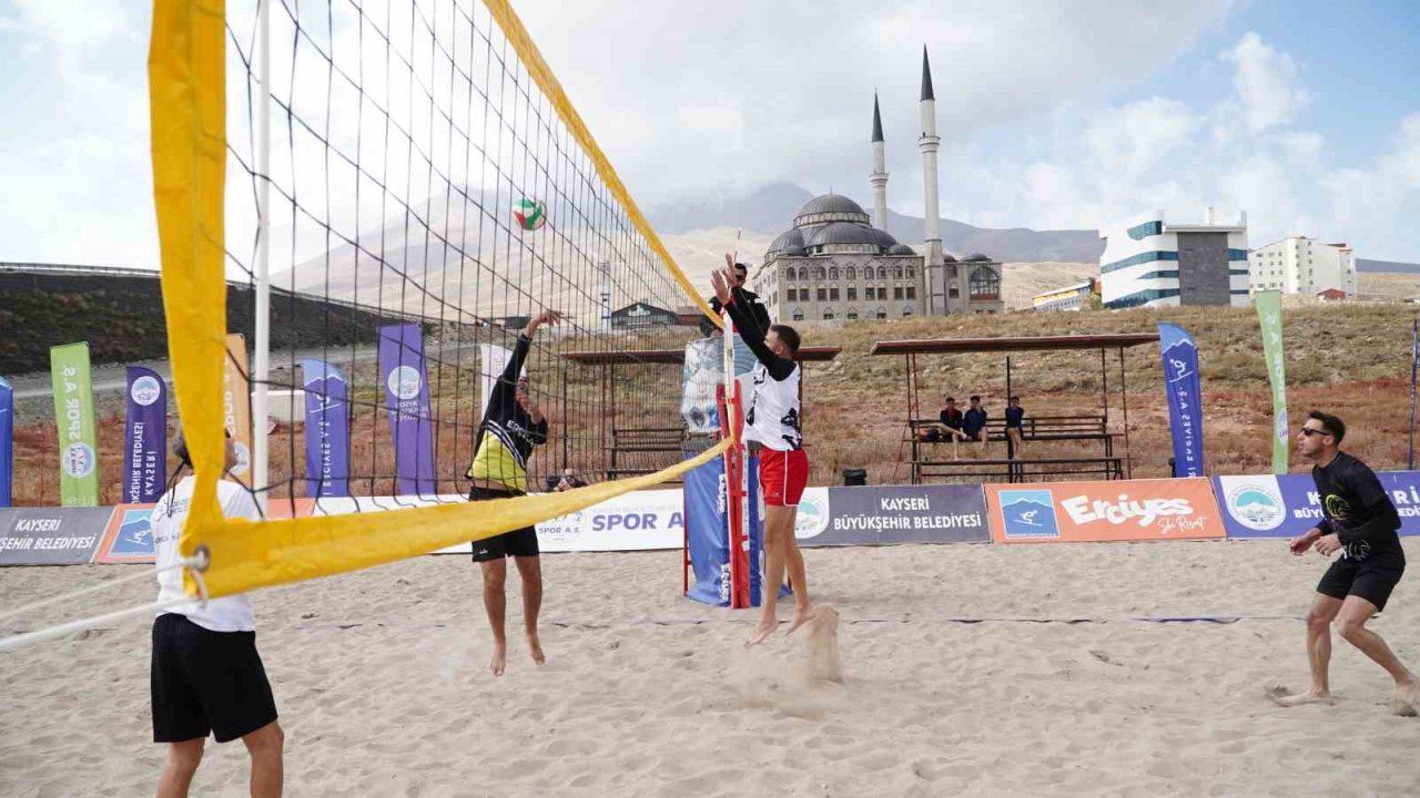 Erciyes’te en havalı voleybol turnuvası başladı