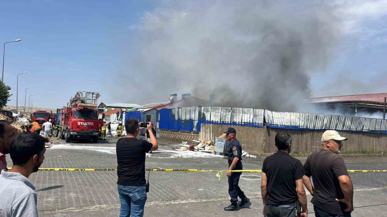 Eskişehir’de geri dönüşüm fabrikasında büyük yangın