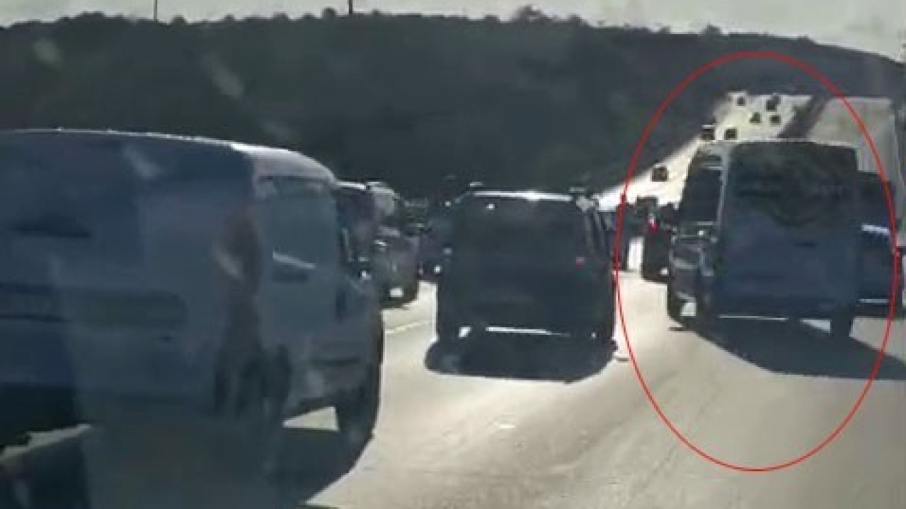 Düğün konvoyunda tehlikeli hareketler kamerada