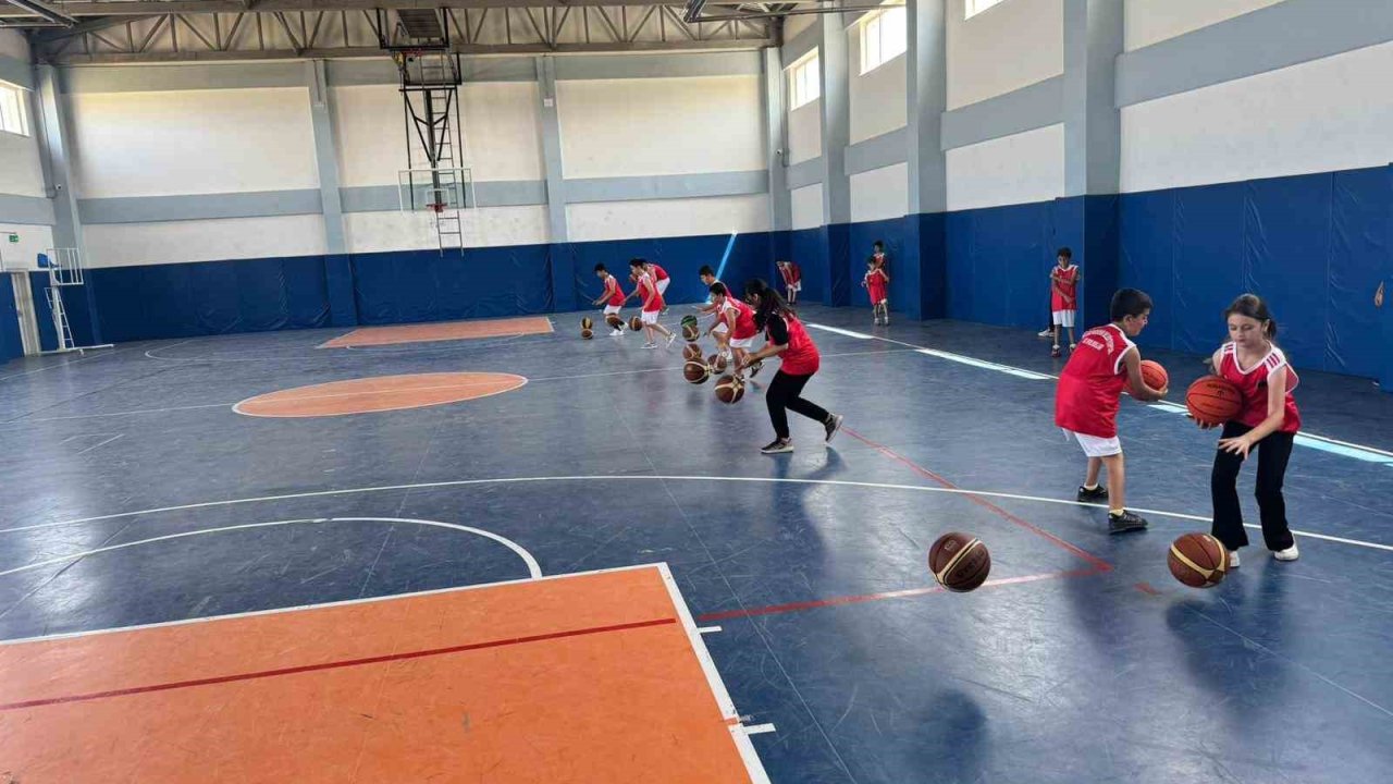 Vanlı minikler basketbol ile yaz tatillerini değerlendiriyor