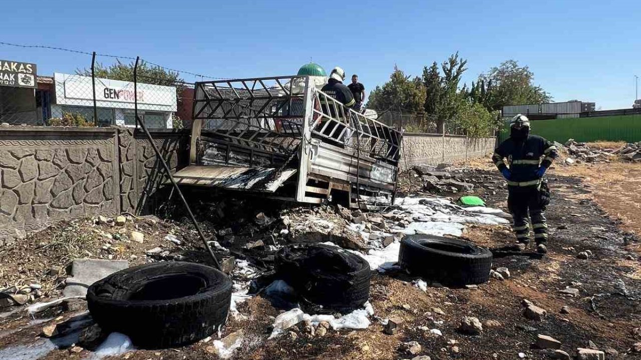 Batman‘da kamyonet römorkunda bulunan lastiklerle yandı