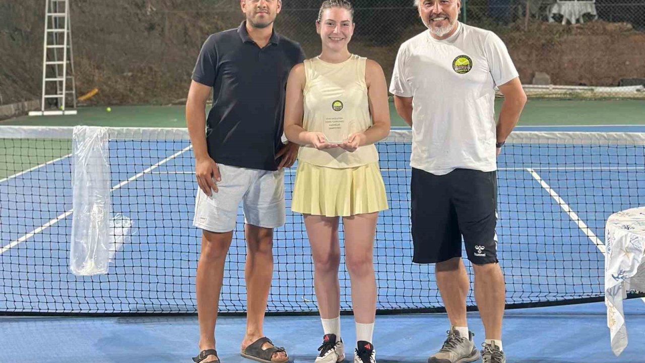 Tenis turnuvasında şampiyon olanlar halıyı kaptı