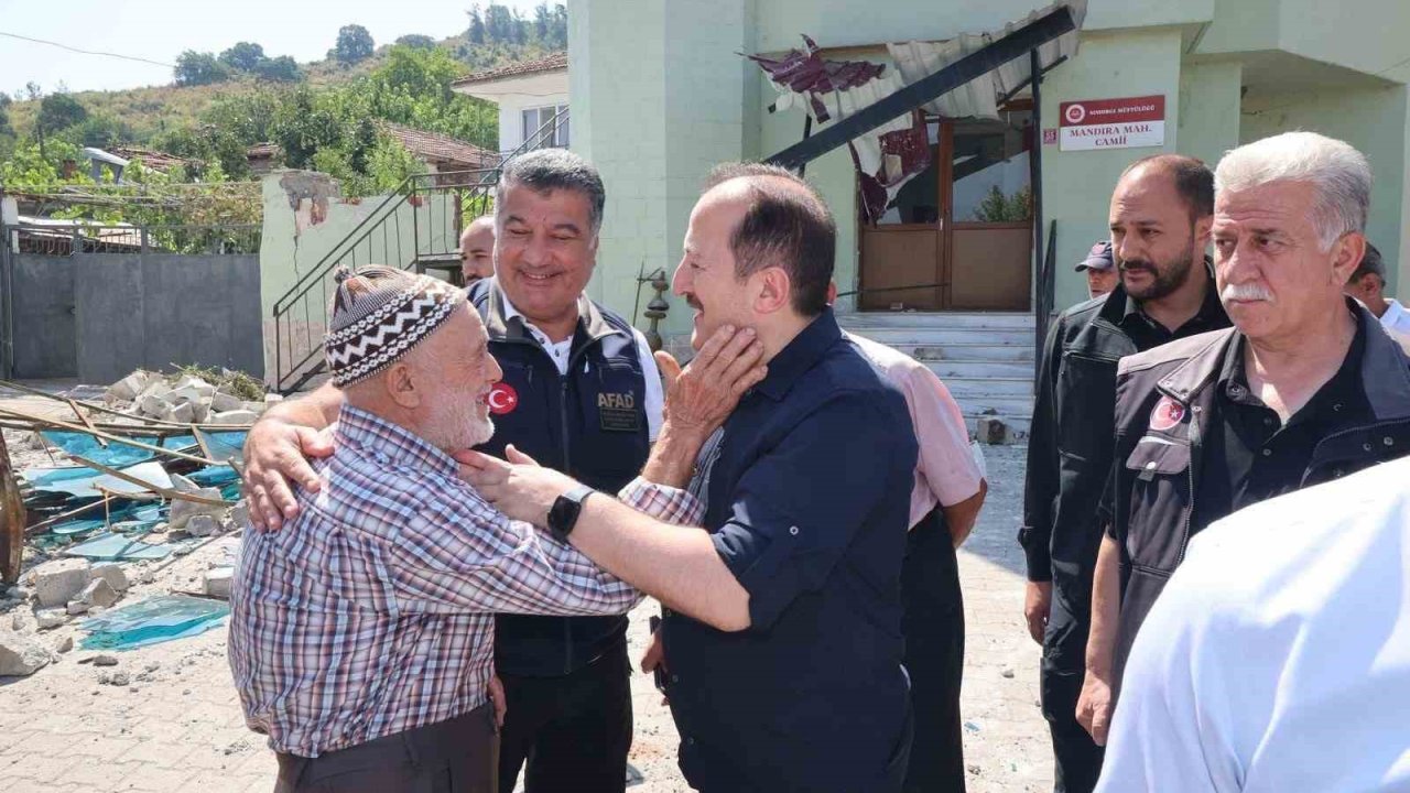 Balıkesir’in Sındırgı ilçesinde deprem sonrası çalışmalar sürüyor