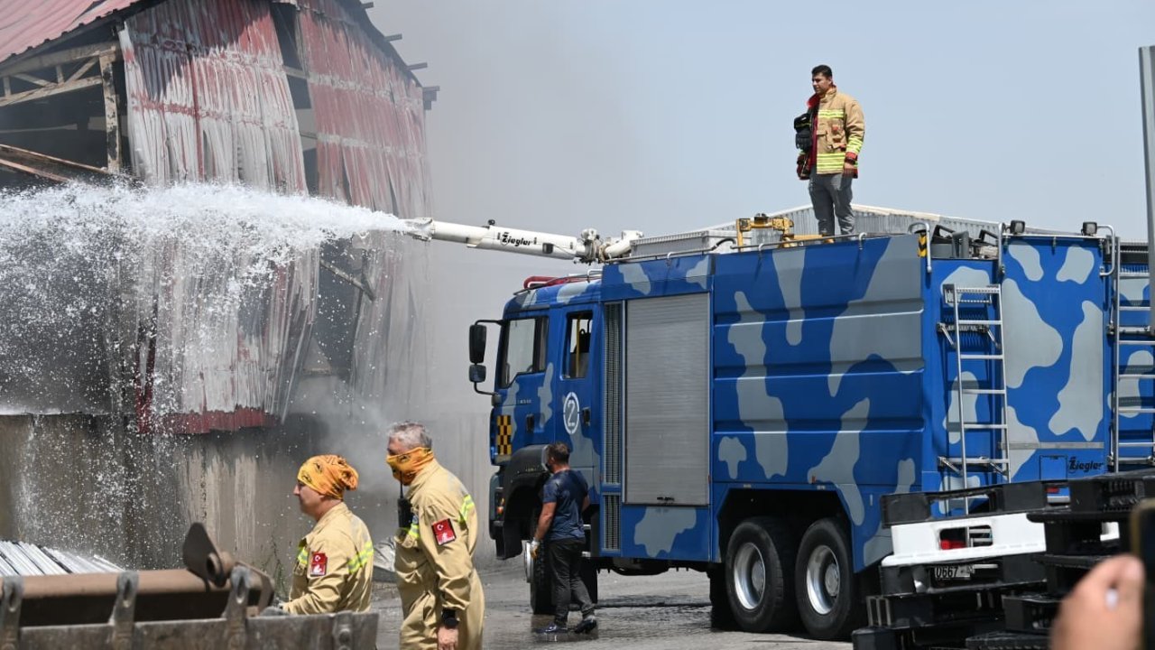Geri dönüşüm depolarında çıkan yangının soğutma çalışmaları sürüyor