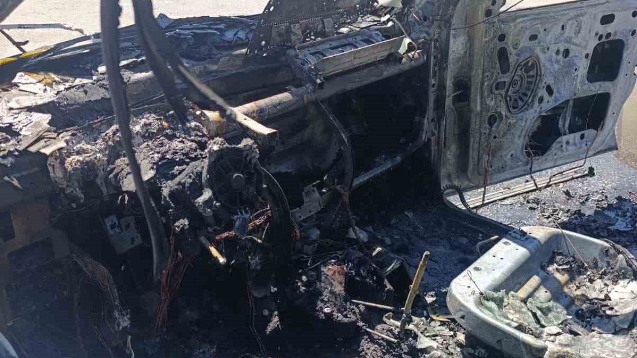 Elektrik aksamından yangın çıktı, otomobil kullanılamaz hale geldi