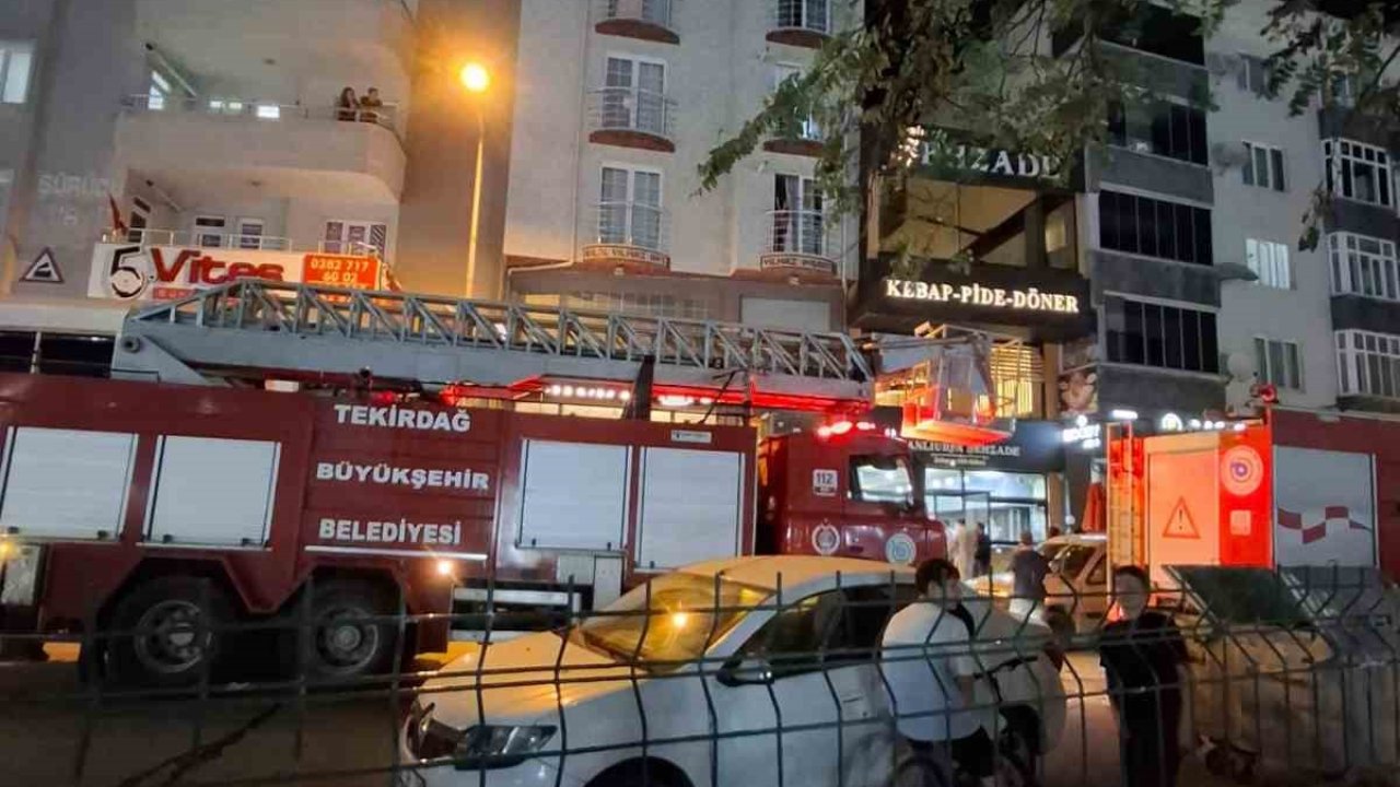 Restoran bacasında çıkan yangını itfaiye ekipleri söndürdü