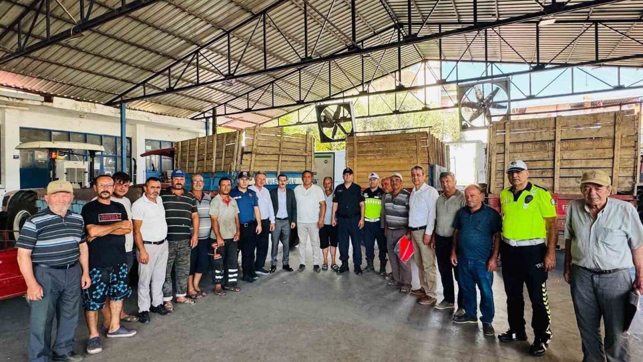 Bozdoğan’da traktörlere reflektör dağıtımı