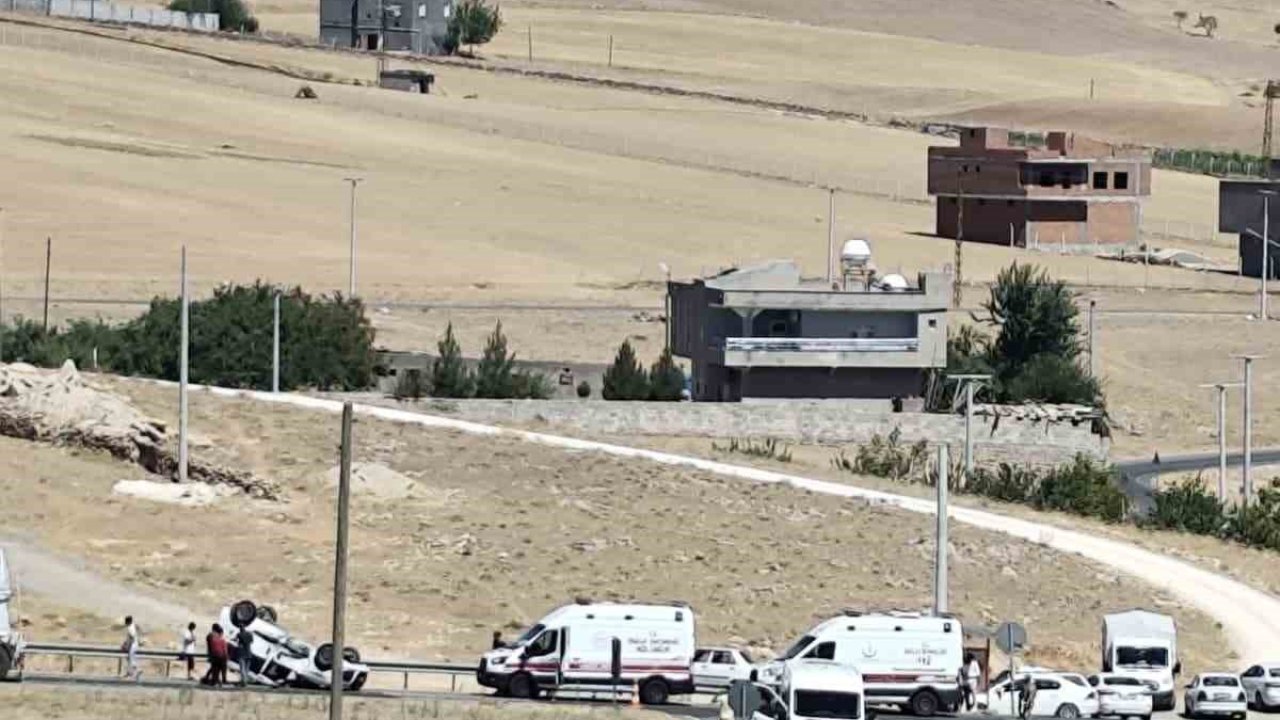 Diyarbakır’da otomobil takla attı: 2 yaralı