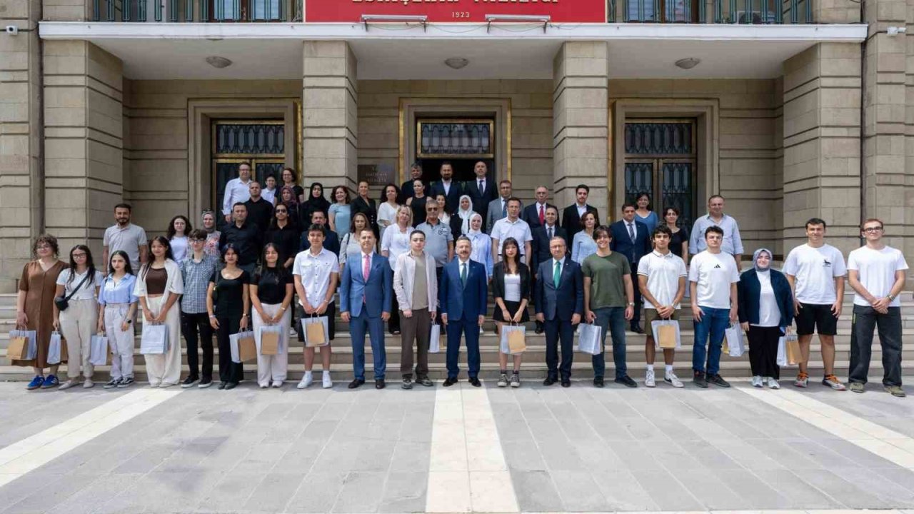 Vali Aksoy YKS’de derece yapan öğrencilerle buluştu