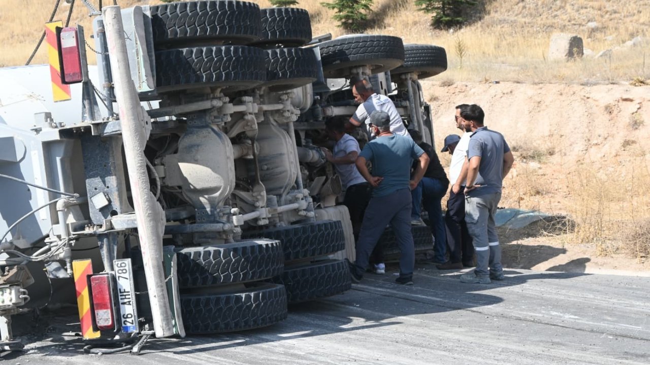 Kontrolden çıkan beton mikseri refüje devrildi: 1 yaralı