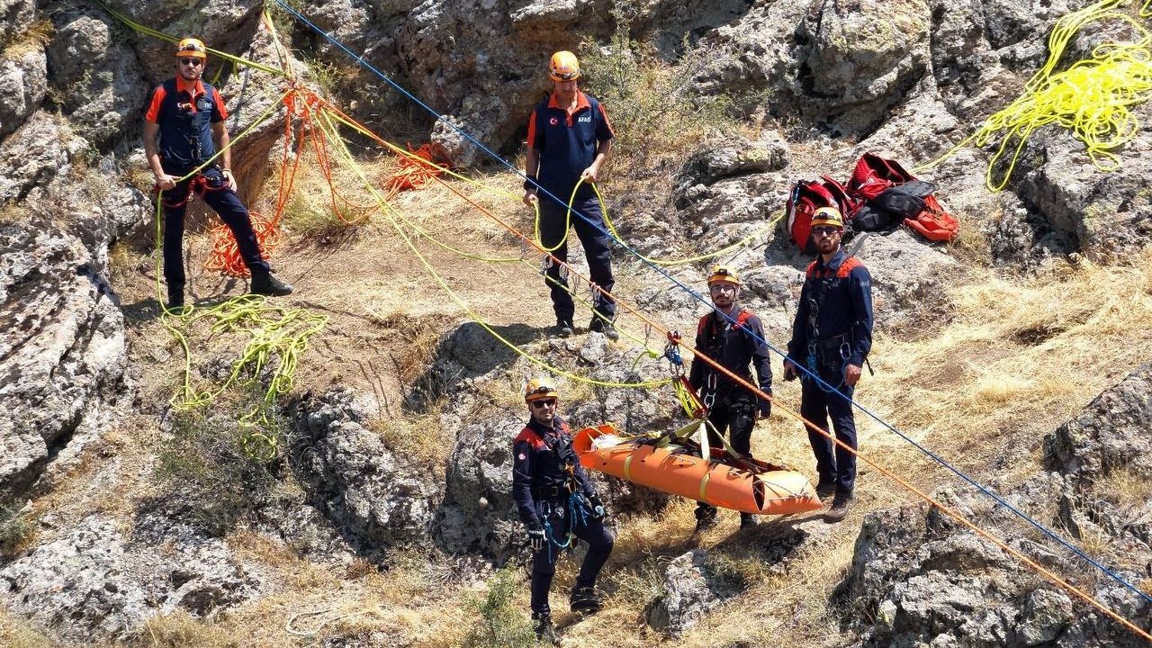 Dağda mahsur kalan yaralı vatandaşı kurtarmak için ekipler seferber oldu