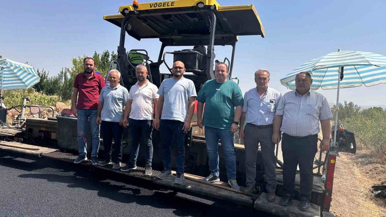 Ağzıkara köyünde sıcak asfalt çalışmaları sona yaklaştı