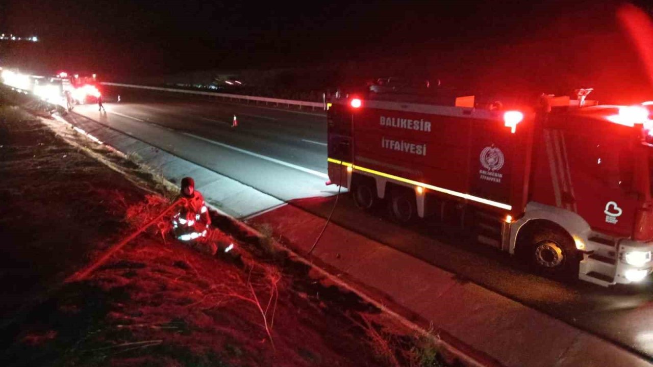 Balıkesir’ de otoyolda yanan tır ot yangına sebep oldu