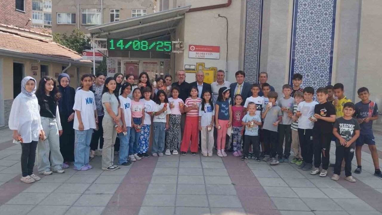 Kur’an-ı Kerim öğrenen çocuklara hediyeler armağan edildi