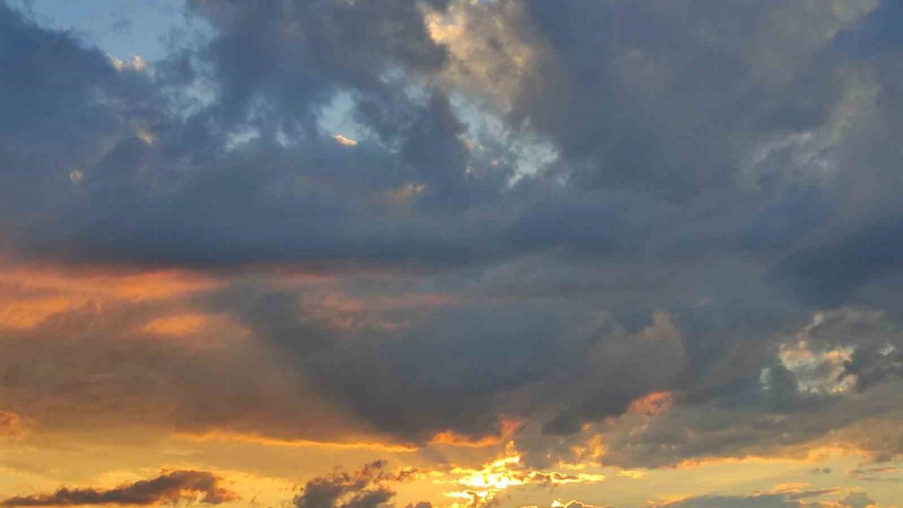 Ardahan’da gün doğumu gökyüzünü kızıla boyadı