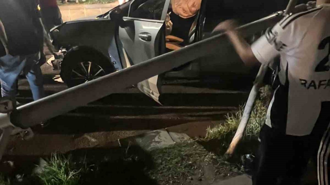 Batman’da trafik kazası, otomobil aydınlatma direğine çarptı