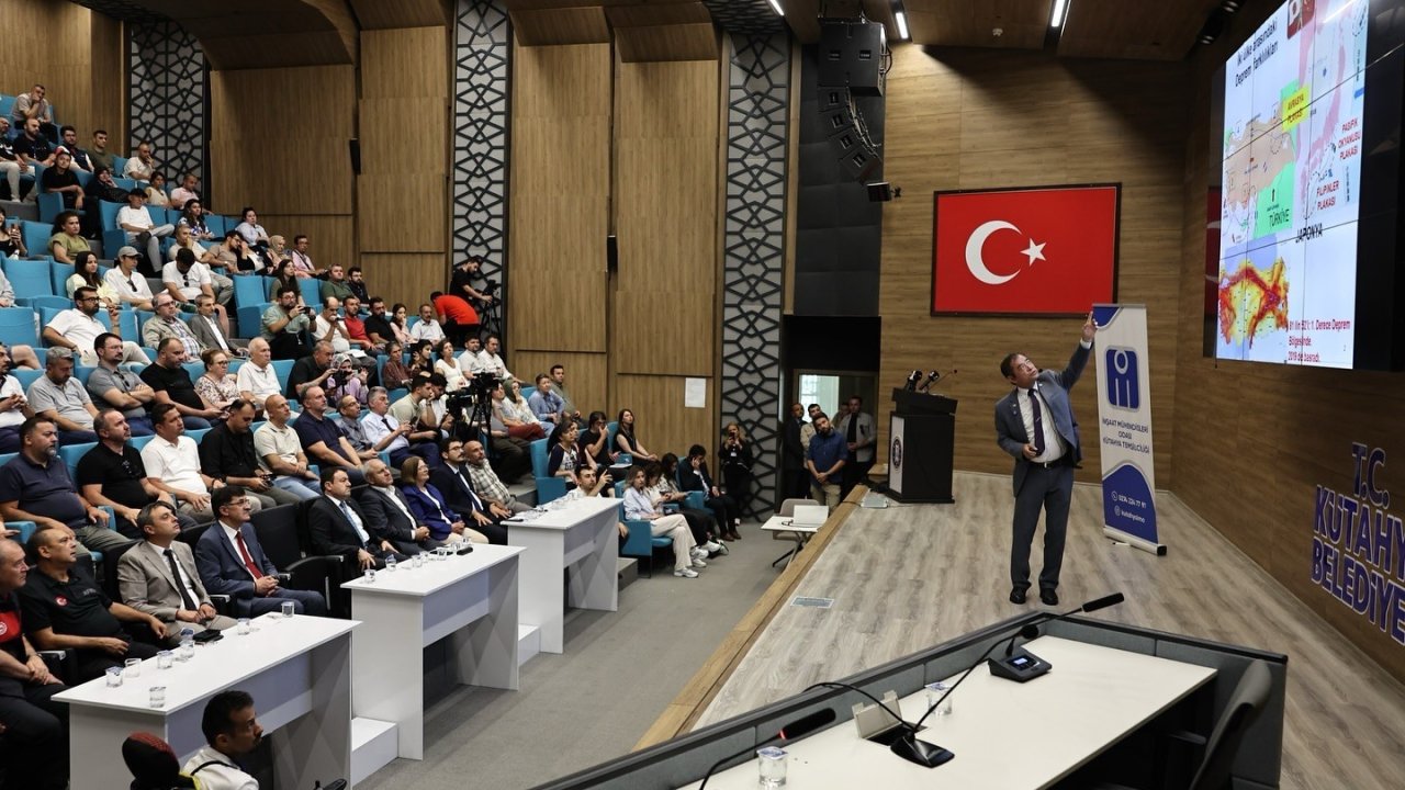 Japon Uzman Moriwaki, Kütahya’da deprem semineri verdi