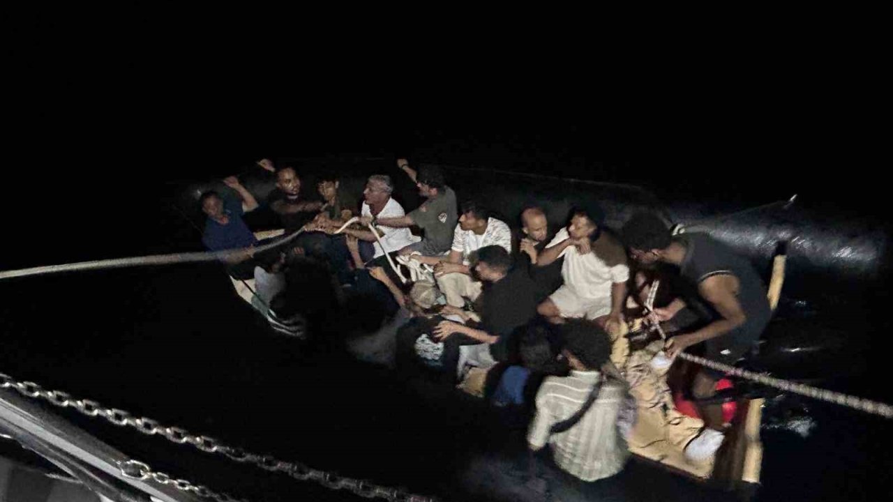 Kuşadası açıklarında 18 düzensiz göçmen yakalandı
