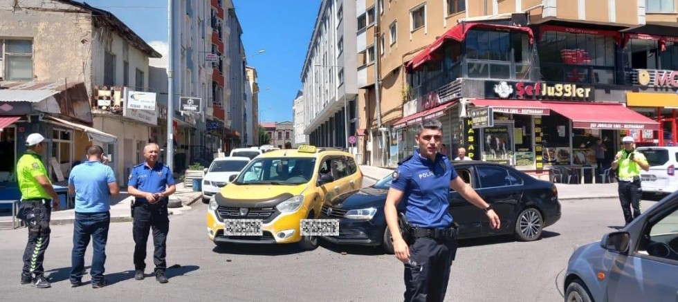 Kars'ta Maddi Hasarlı Trafik Kazası Meydana Geldi