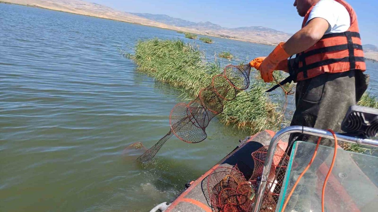 Çorum’da baraj gölünde kaçak avlanan 4 şahsa ceza