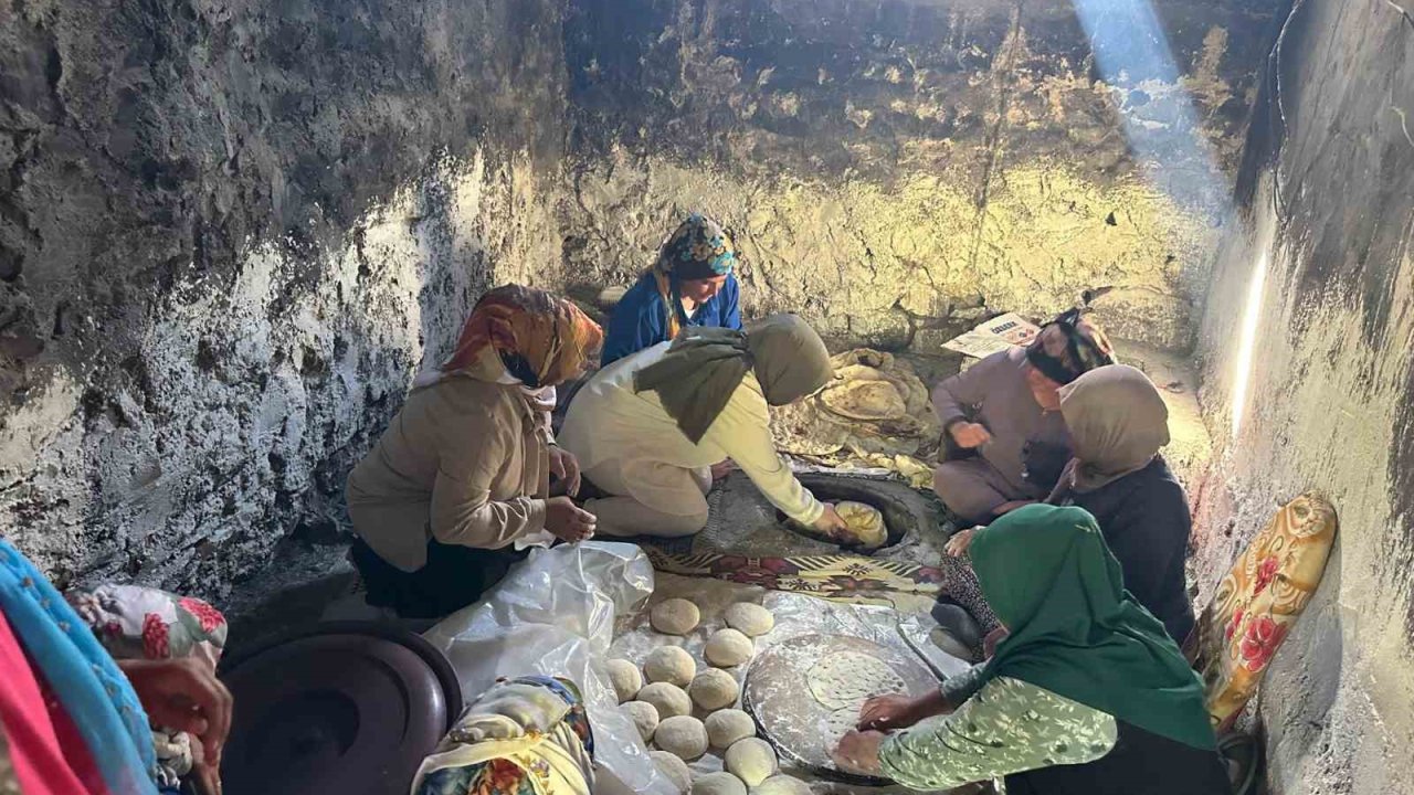 Taşlıçay Kaymakamı Kılıç, köy ziyaretinde tandır ekmeği pişirdi