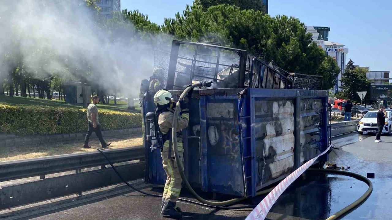 Kadıköy’de hurda yüklü kamyonun dorsesi alev alev yandı