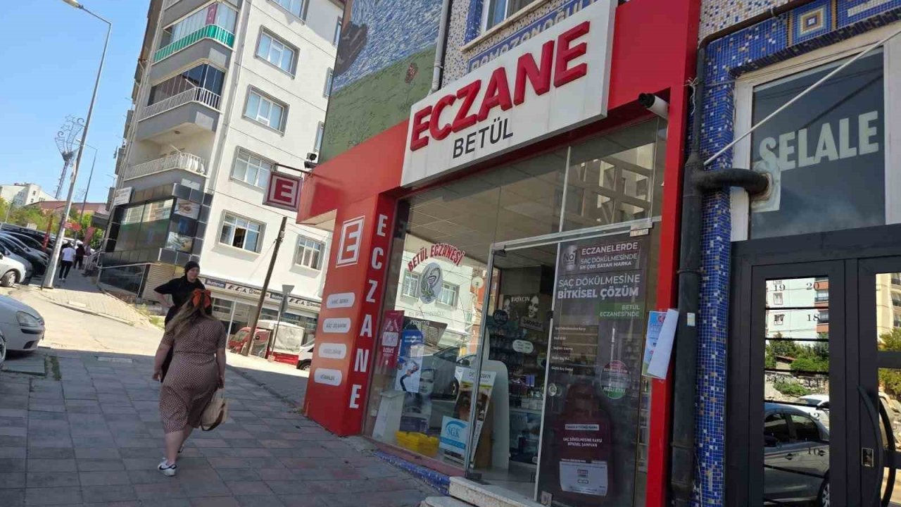 Ankara’da kontrolden çıkan otomobil eczaneye çarparak durabildi