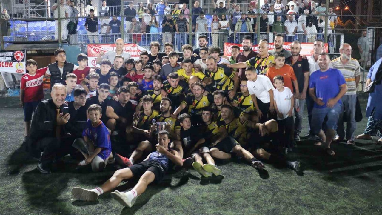 Atakum’da final heyecanı: Kupayı Kurugökçespor kaldırdı