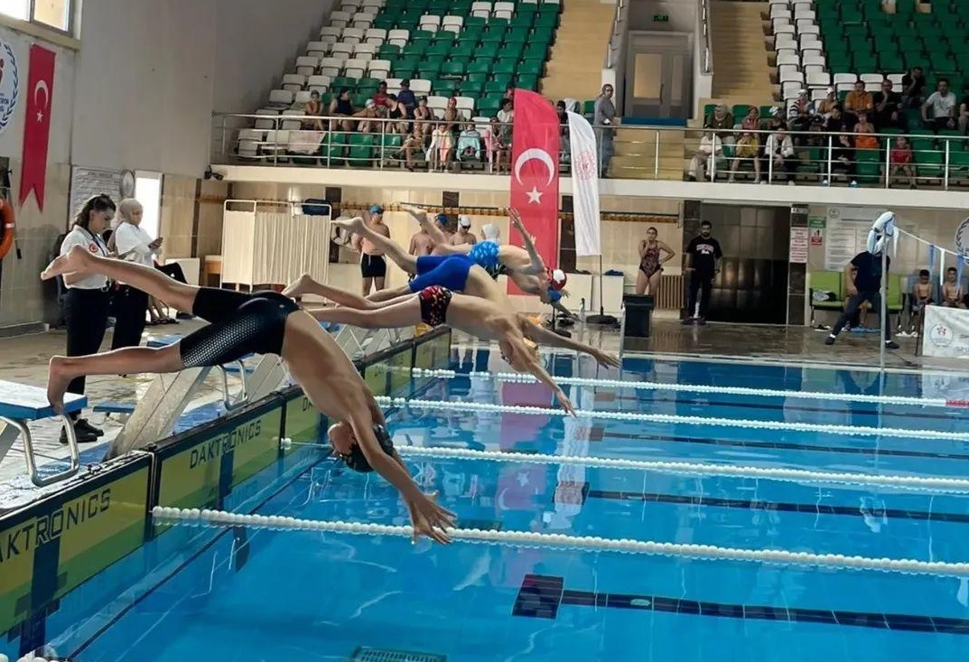 Kars'ta Yüzme Şampiyonası, büyük bir heyecana sahne oldu.