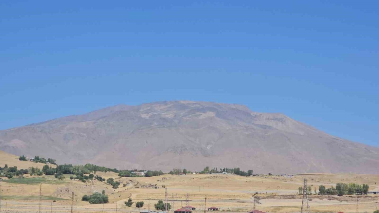 Kuraklık Süphan Dağı’nı vurdu: Aşırı sıcaklar Süphan Dağı’nın karını eritti