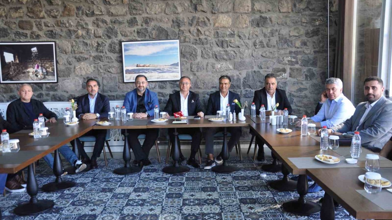 Gazi Kars Eğitim ve Kültür Vakfı yönetimi basınla buluştu