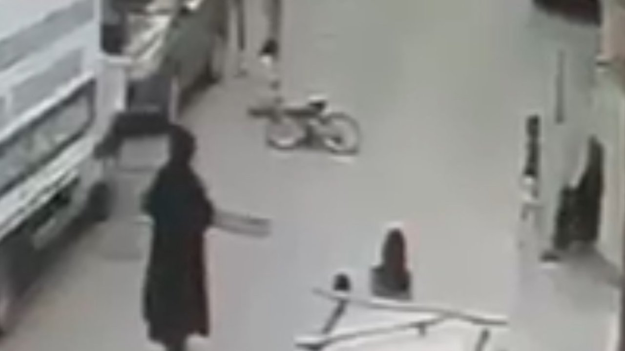 Bisikletiyle kontrolden çıkan çocuk otomobile çarptı, kaza anı kamerada