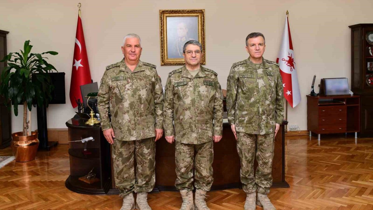 Kara Kuvvetleri Komutanı Orgeneral Bayraktaroğlu 2 ve 3’üncü Ordu Komutanlıklarında düzenlenen devir teslim törenlerine katıldı