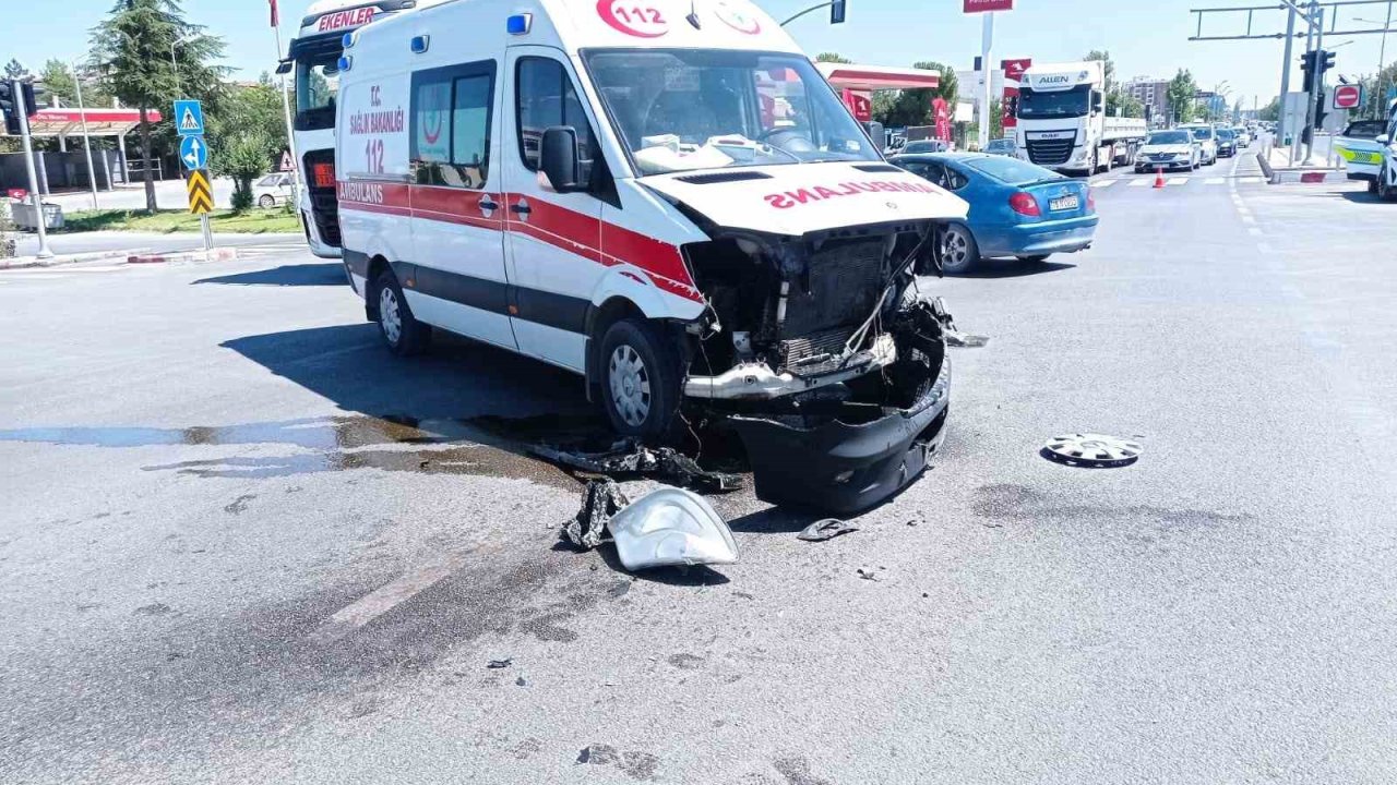 Malatya’da kaza ihbarına giden ambulans kaza yaptı