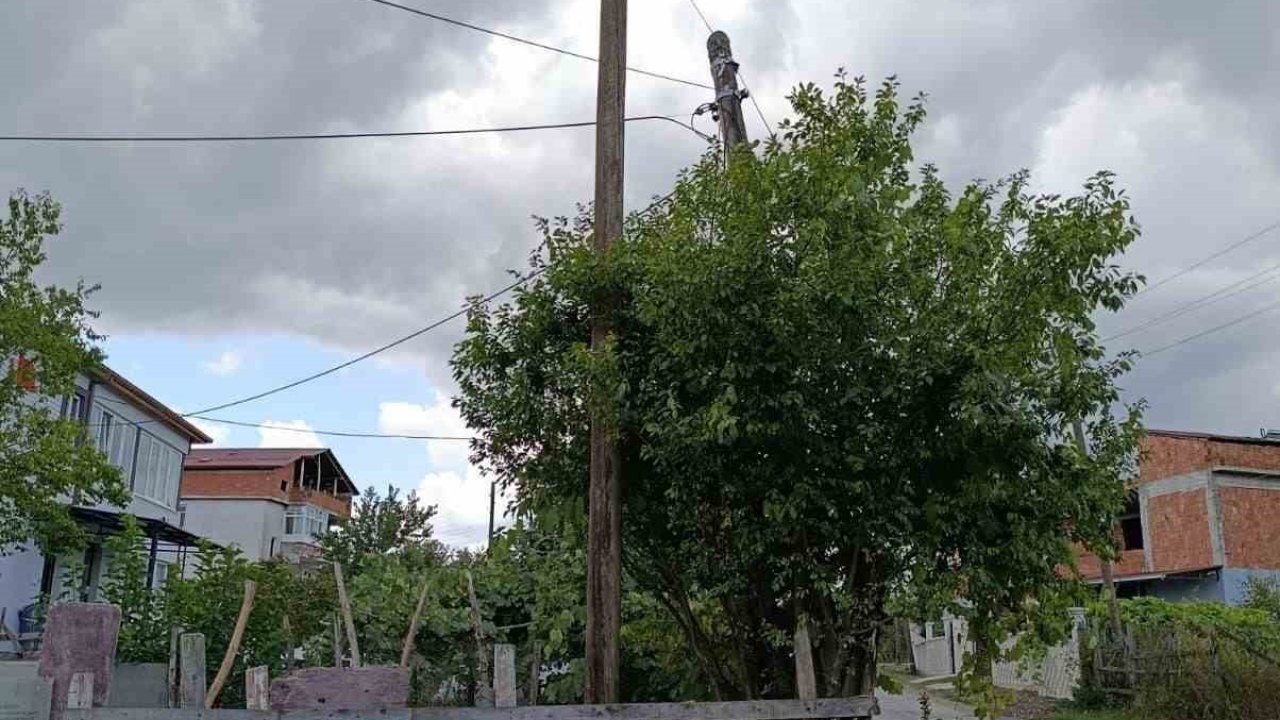 Eğik duran elektrik direği düzeltildi