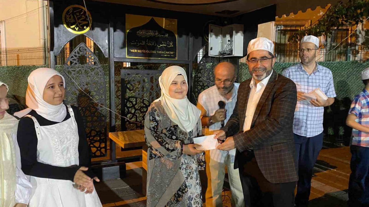 Vefa gecesinde Kur’an kursu öğrencileri ödüllerini aldı