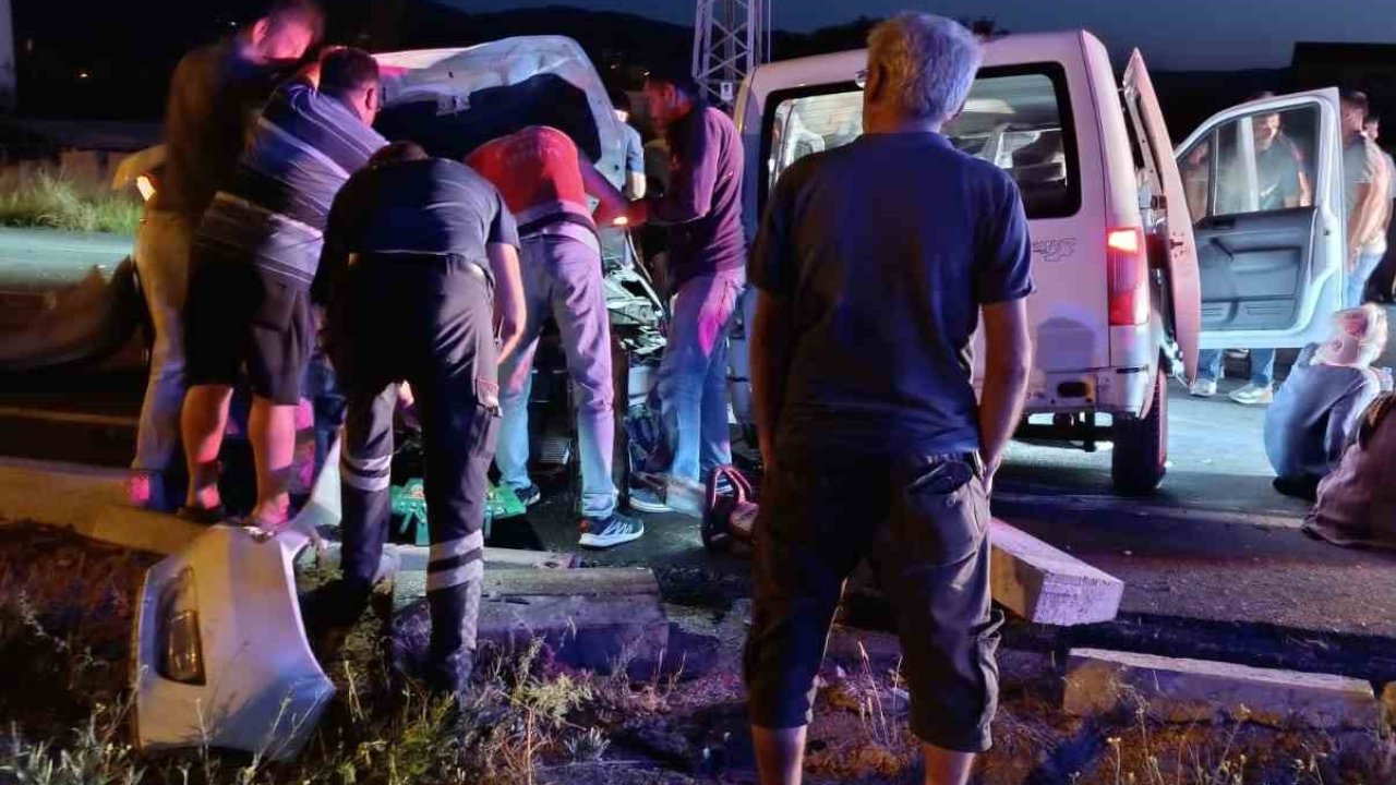 Şarkikaraağaç’ta hafif ticari araç ile otomobil çarpıştı: 5 yaralı