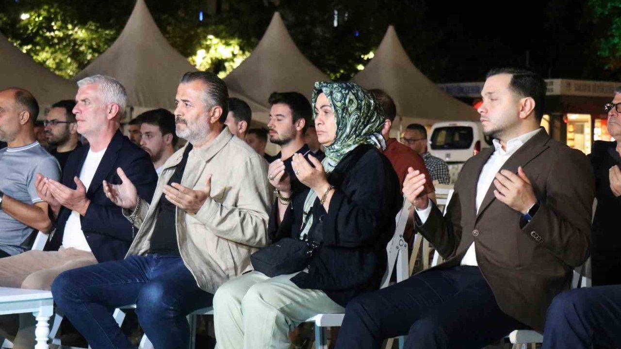 Deprem saati 03.02’de Sakarya’da eller semaya açıldı