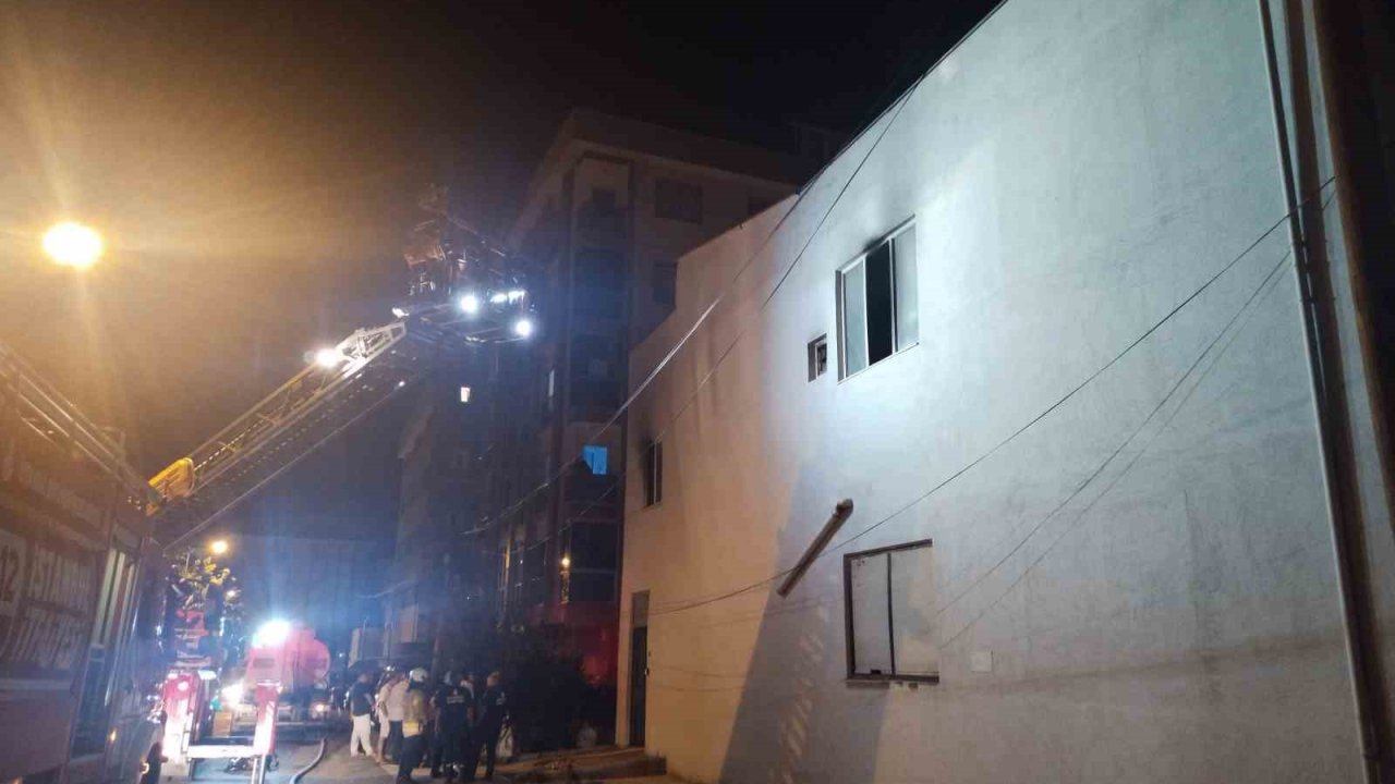 Pendik’te elektrik kablosu deposunda yangın