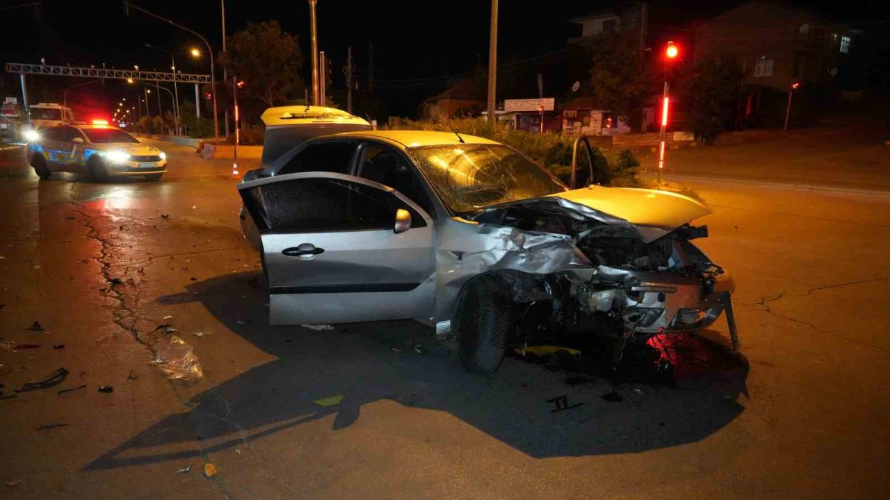 Ticari taksi ile otomobil kafa kafaya çarpıştı: 3 yaralı