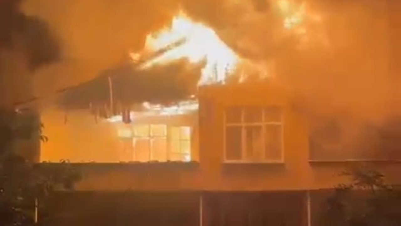 Samsun-Ordu yolu kenarında korkutan yangın: 2 katlı ev alevlere teslim oldu