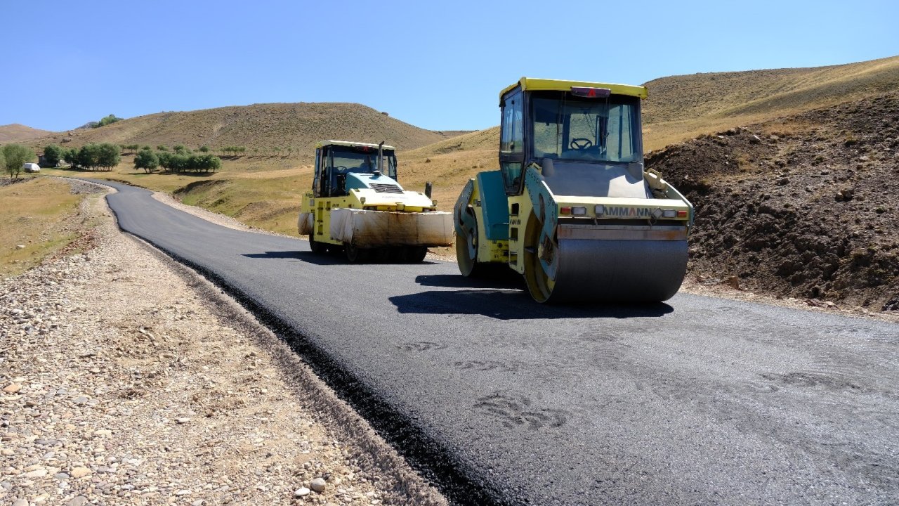 Taşlıçay’da asfalt serim çalışmaları tamamlandı