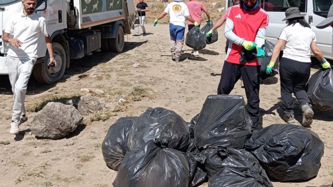 Esendere Belediyesi gönüllerle Sat Gölleri’nde çevre temizliği yaptı