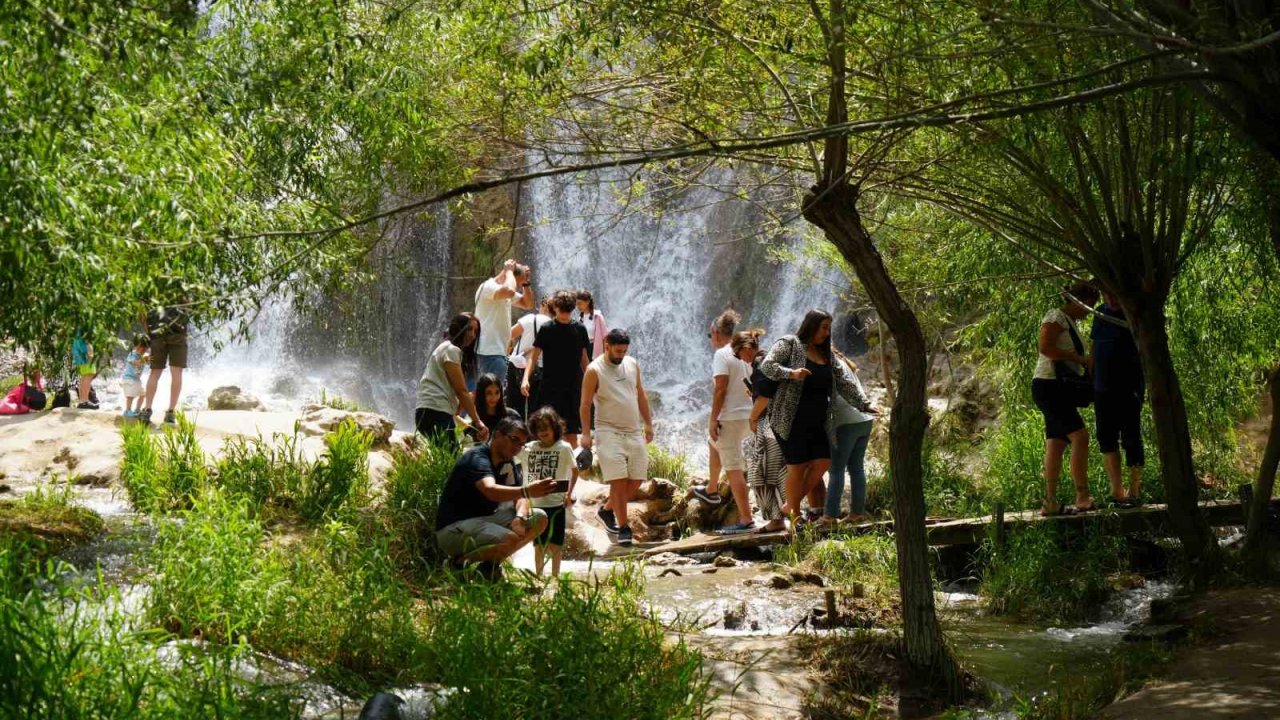 Kavurucu sıcaklarda Girlevik Şelalesinde serinliyorlar