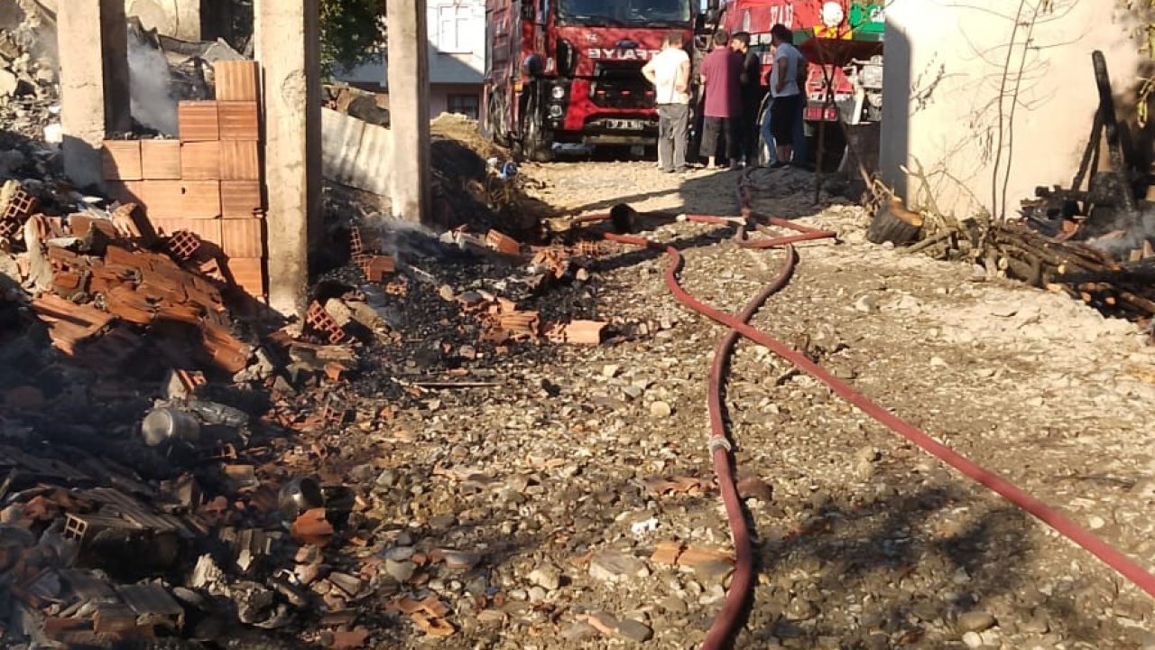 Alevlere teslim olan ahşap ev küle döndü