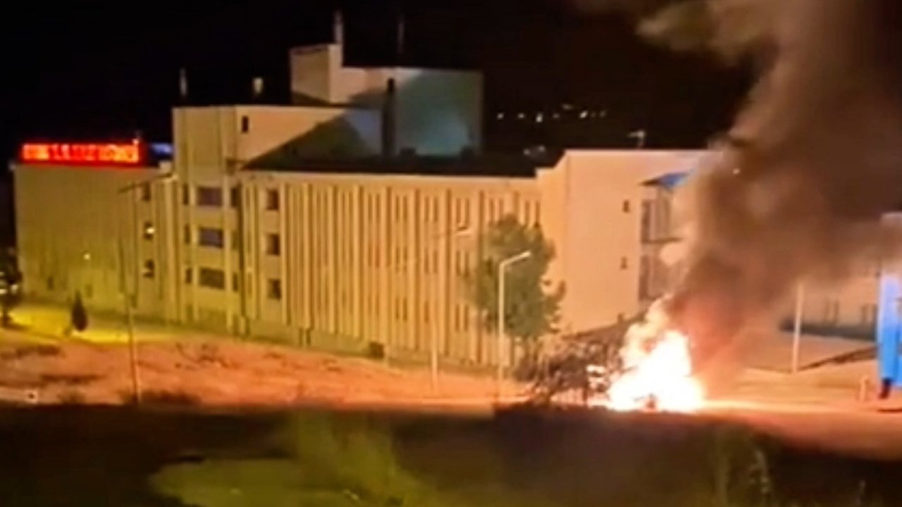 Sinop’ta seyir halindeki otomobil alev alev yandı