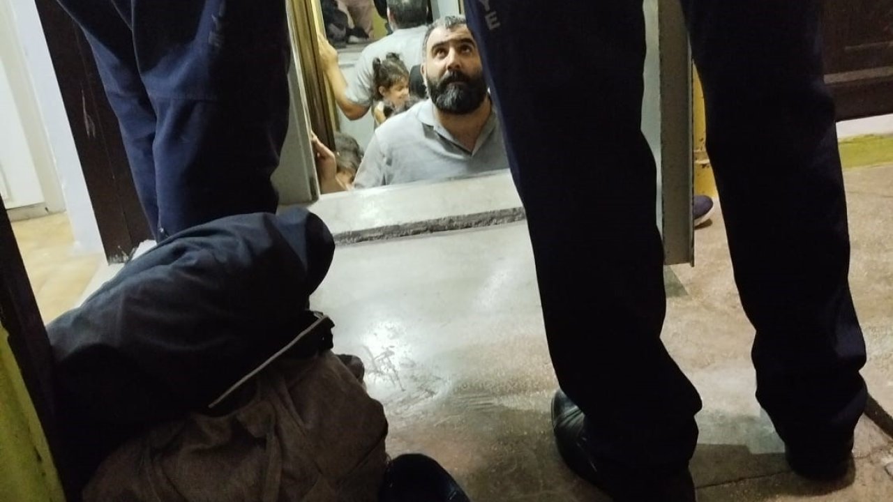 Asansörde kalan aileyi ekipler kurtardı