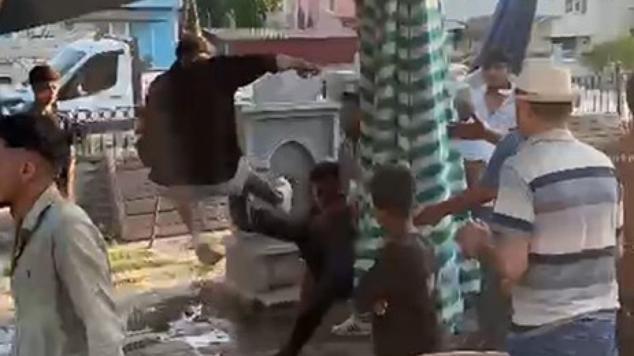 Pazar yerinde 3 kişi, bir genci tekme tokat dövdü